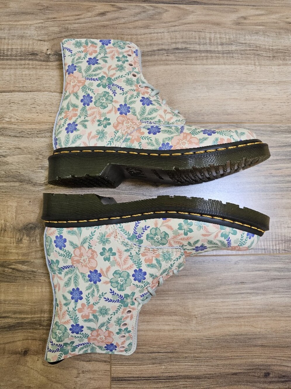 New Dr. Martens 1460 VONDA Floral Leather Boots - Picture 9 of 14